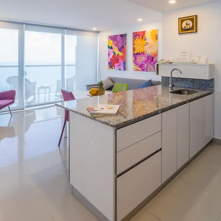 Central & Seaside View In Bocagrande Apartamento *
